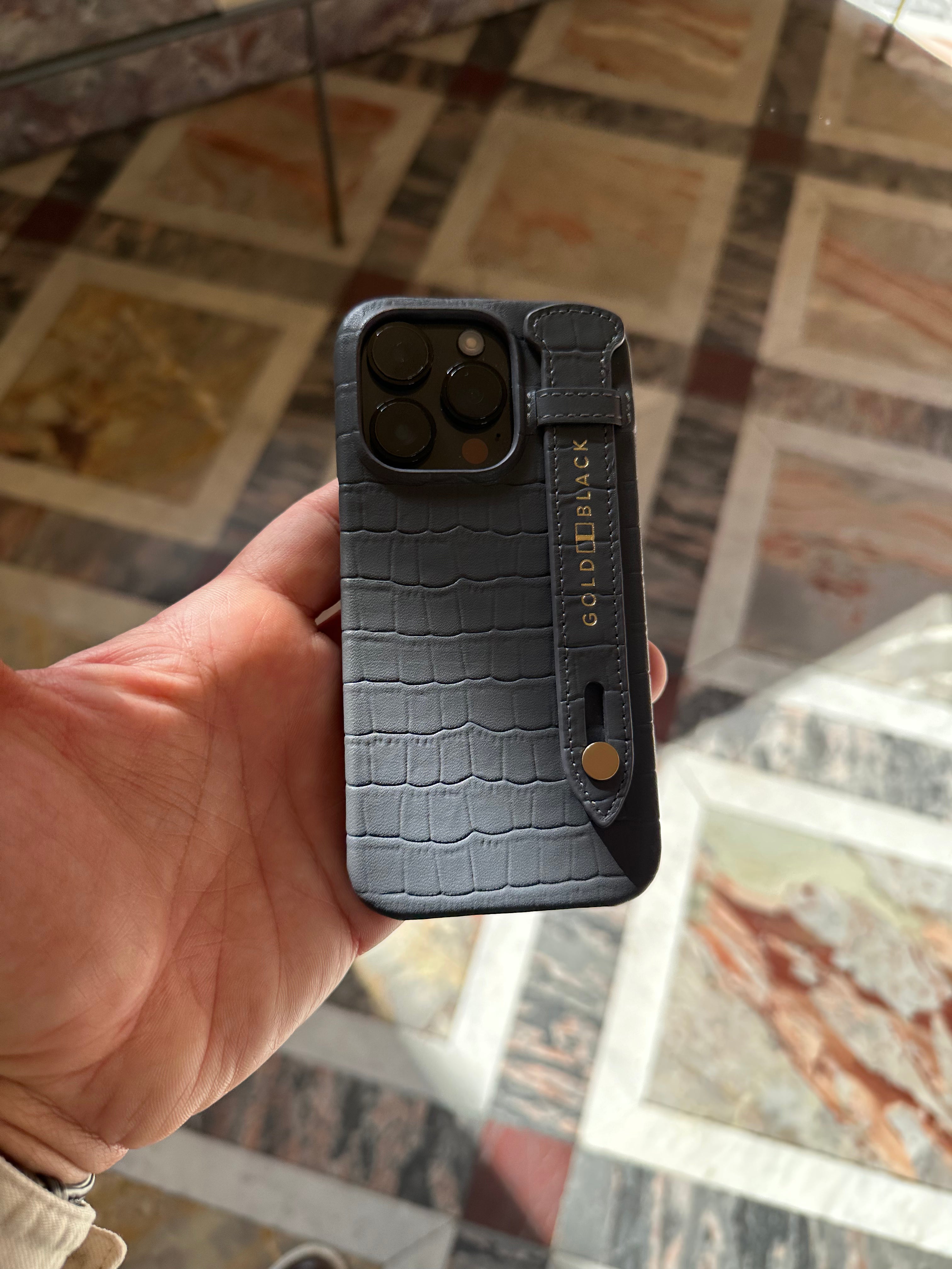 iPhone 14 Pro Slim Lederhülle Kroko-Prägung Grau mit Fingerschlaufe